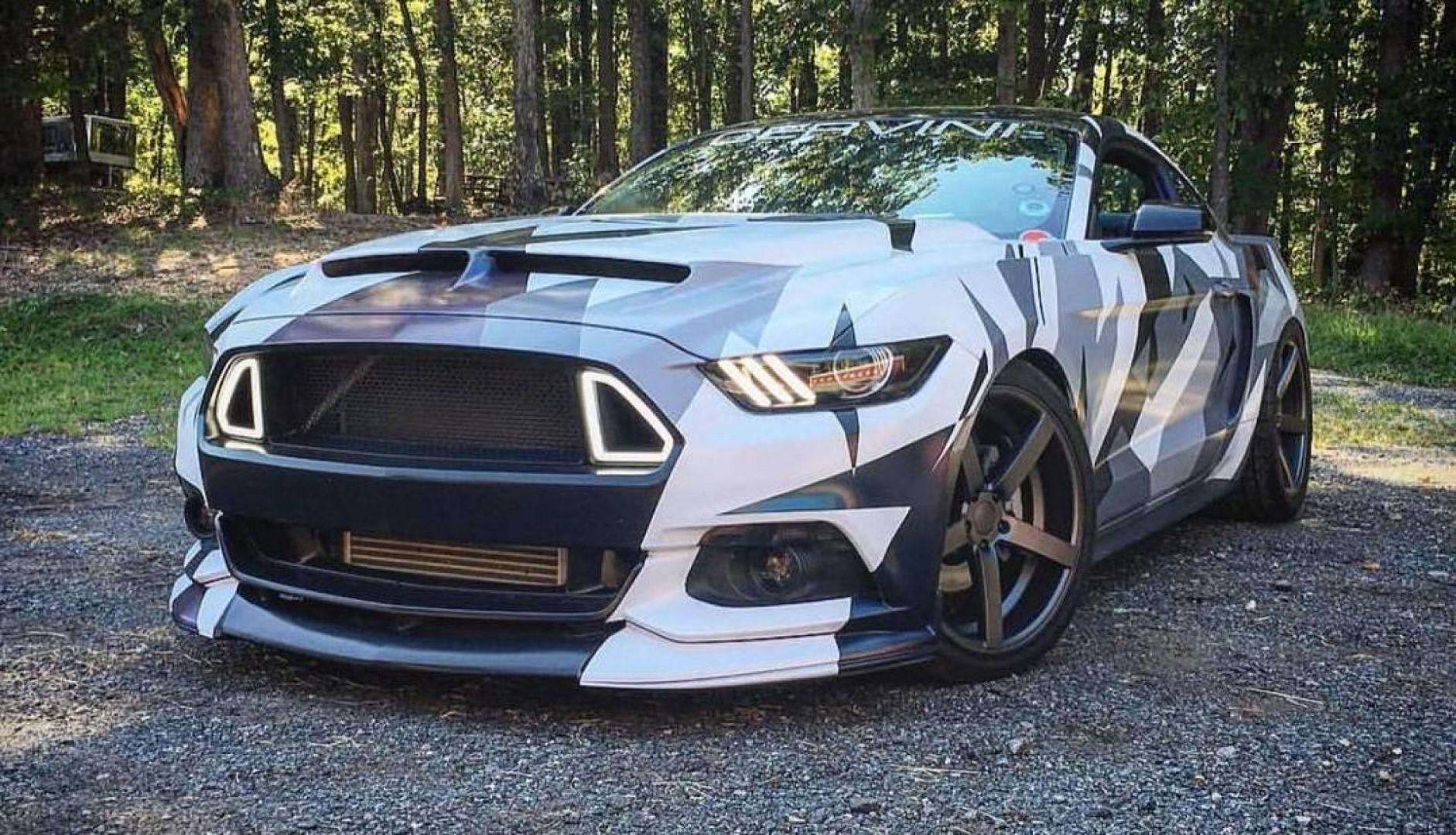 Un camouflage grisonnant couvre la Ford Mustang !